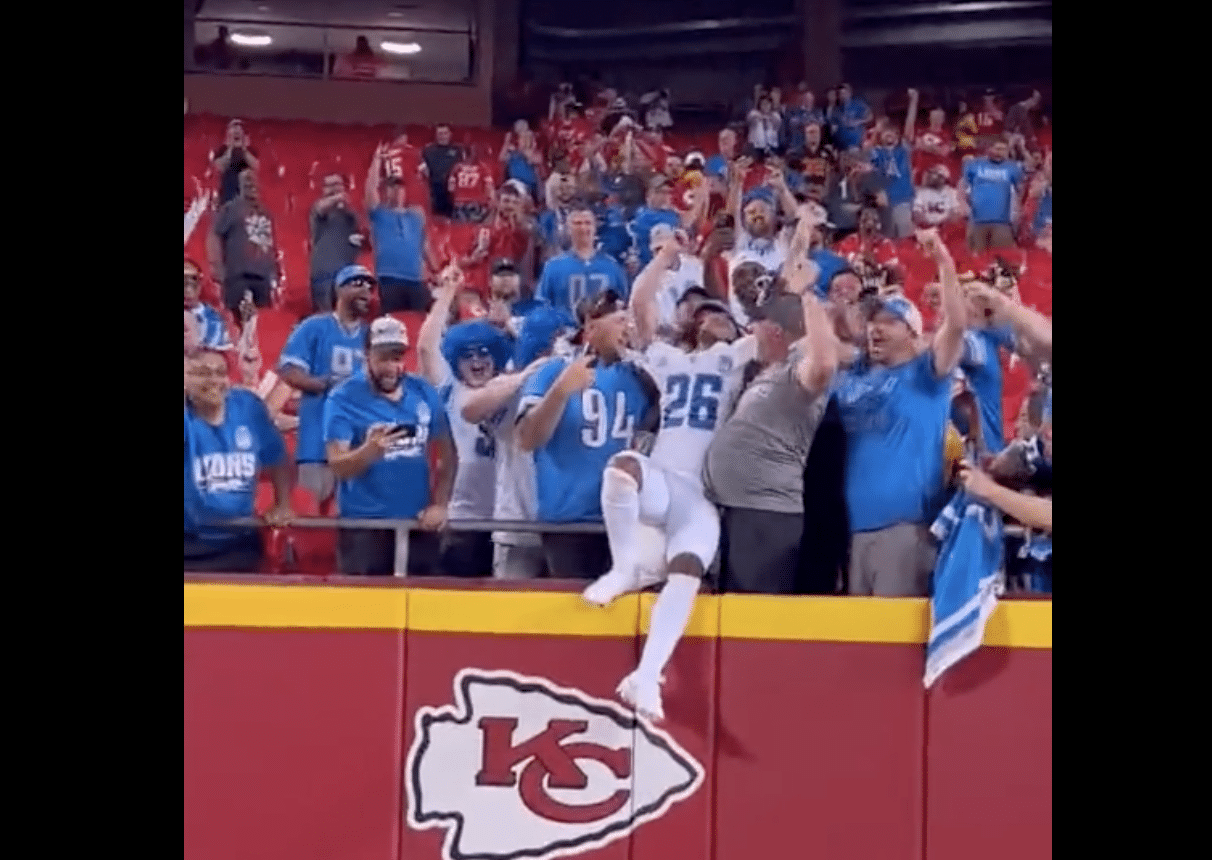 Jahmyr Gibbs jumps into sea of Detroit Lions fans